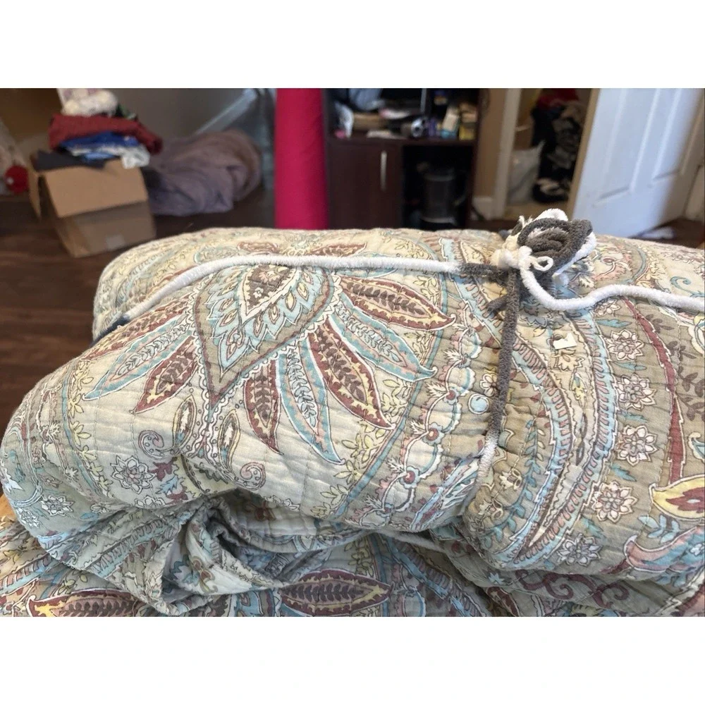 Levtex Home Majestic Reversible Quilt with shams. Full/Queen Discontinued